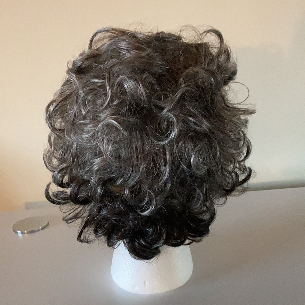 Gray wig - Picture 3 of 4